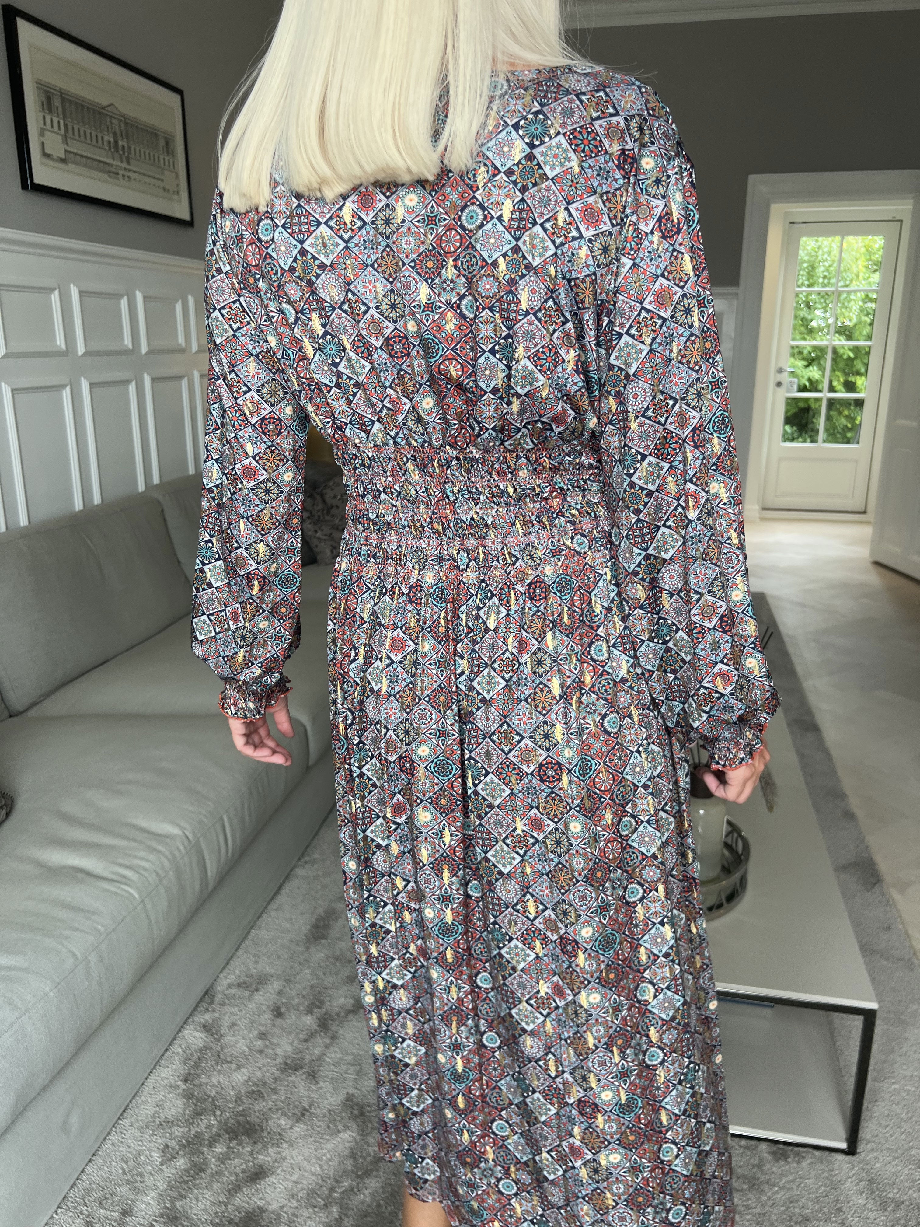 Pams Mosaic Midi L/S - Elastisk klänning i skrynkelfritt tyg med långa ärmar